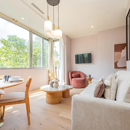 Stylish 1-bedroom With Air Conditioning In 17th Apartment *