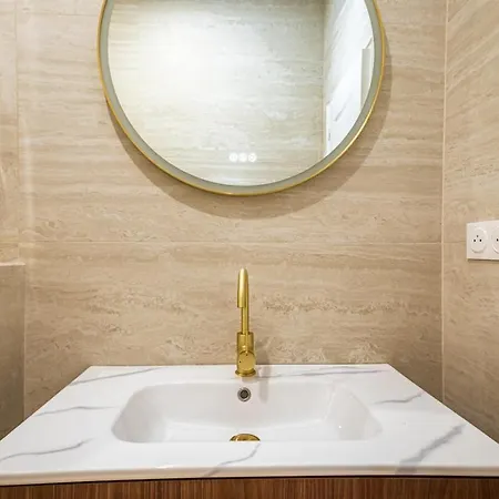 Stylish 1-bedroom With Air Conditioning In 17th Appartement
